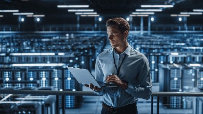 IT expert in IT environment/server room